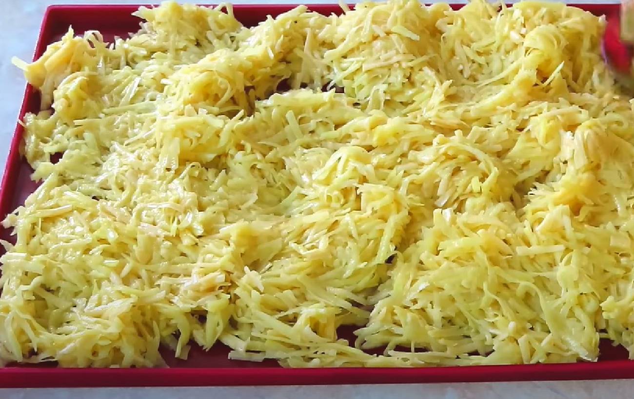 Страва, яка зруйнує стереотипи про овочі: рецепт картопляного рулету з овочевою начинкою